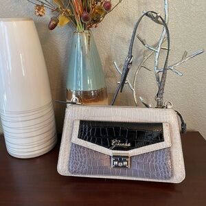 ✅RARE❤️‍🔥 Guess patent leather handbag.❤️‍🔥